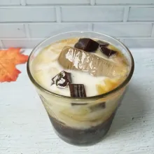 Tuang susu cair hingga gelas penuh, siap disajikan.