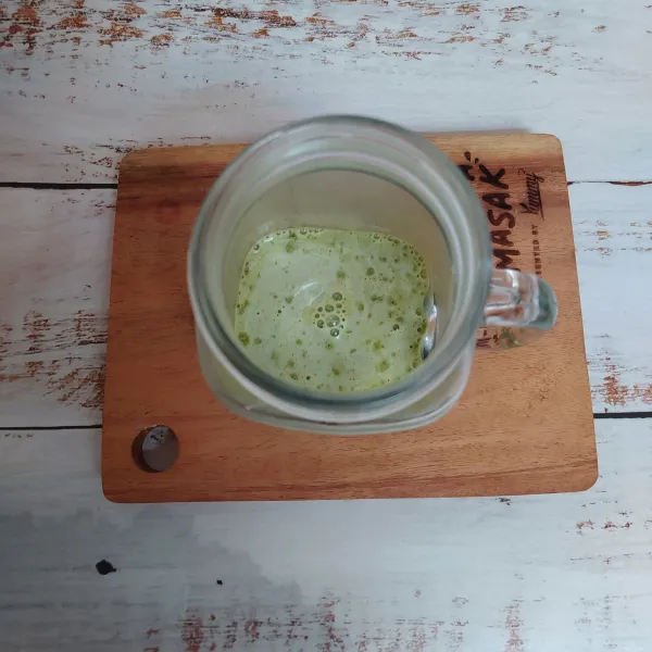 Masukkan larutan green tea tersebut ke dalam gelas saji.