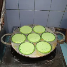 Panaskan cetakan, olesi dengan margarin. Tuang satu sendok sayur adonan.