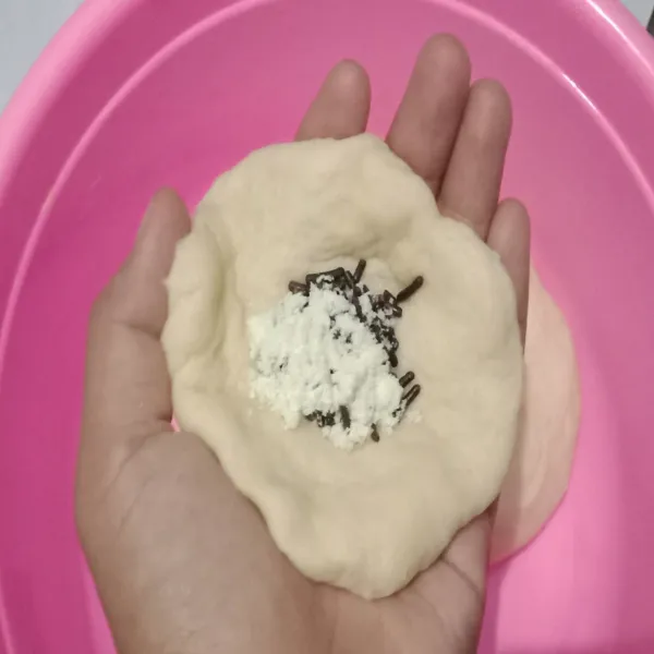 Kemudian beri isian meses dan susu bubuk secukupnya.