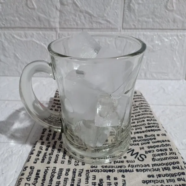 Masukkan es batu dalam cangkir