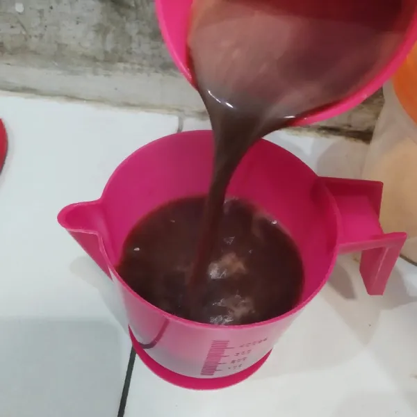 Tuang chocolatos ke dalam gelas kopi, aduk hingga rata, sajikan.