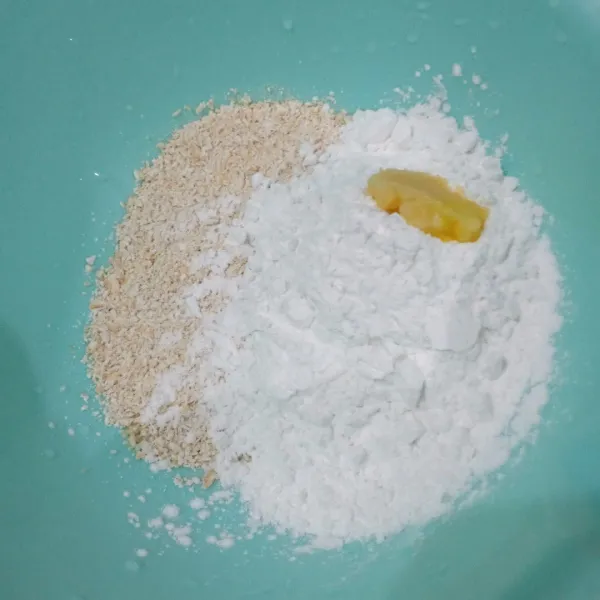 Tambahkan tepung sagu, bawang putih, garam lalu aduk rata, tambahkan air dan uleni sampai bisa dibentuk.