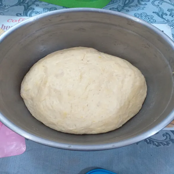 Setelah mengebang bagi adonan sesuai selera