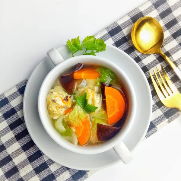 Cara penyajian : Potong-potong tahu bakso,taruh di mangkok saji,kemudian siram dengan sopnya.Taburi bawang putih goreng dan daun seledri.Sajikan