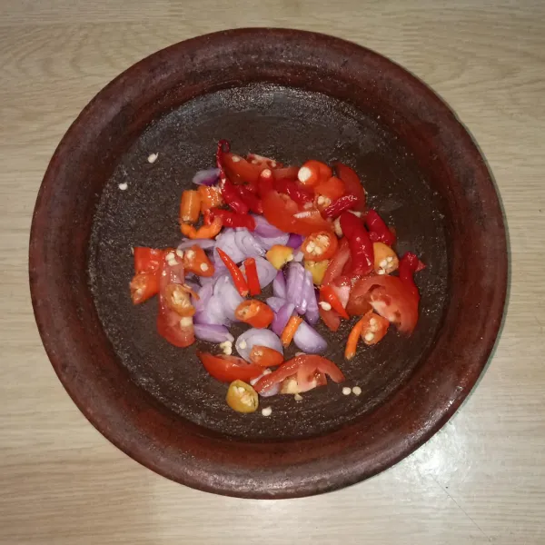 Cuci bersih cabai, bawang merah, dan tomat, lalu potong-potong.