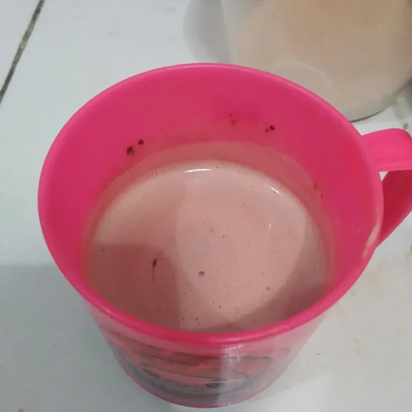 Seduh chocolatos dan gula pasir dengan 150ml air panas juga, aduk rata.