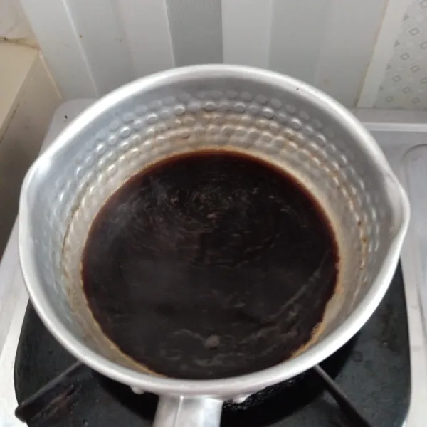 Siapkan pula espresso dengan memasak air hingga panas dan bubuk kopi