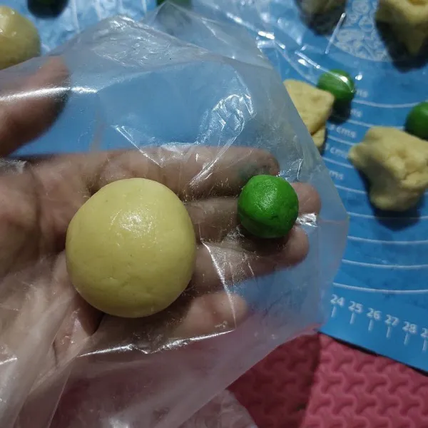 timbang adonan kuning 30 gram hijau 5 gram dan untuk isian nanas 10 gram