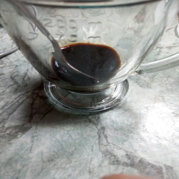 Seduh kopi dengan air panas, aduk hingga larut.