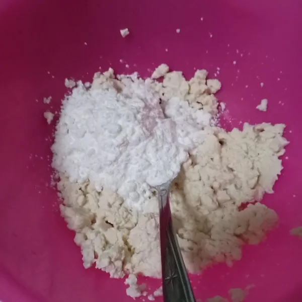 Tambahkan tepung tapioka, bawang putih bubuk dan kaldu bubuk.
