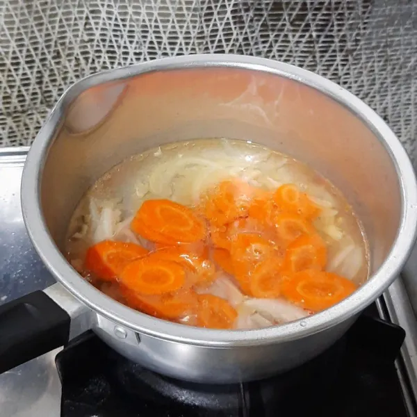 Tuang air lalu masukkan wortel, masak sampai 1/2 layu.