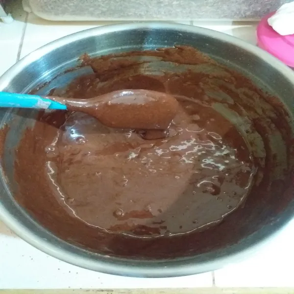 tambahkan mentega cair yang sudah di cairkan bersama coklat dcc / coklat batangan aduk perlahan