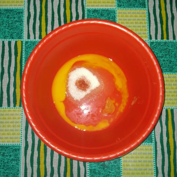 Mixer telur, gula pasir, sp, vanili cair hingga kental berjejak.