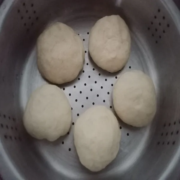 Kukus adonan kurang lebih 15 menit, diamkan sebentar lalu sajikan di piring.