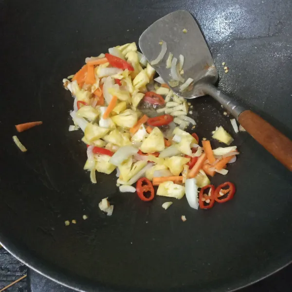 masukkan nanas, wortel dan mentimun, beri sedikit air. aduk rata. masak hingga layu.