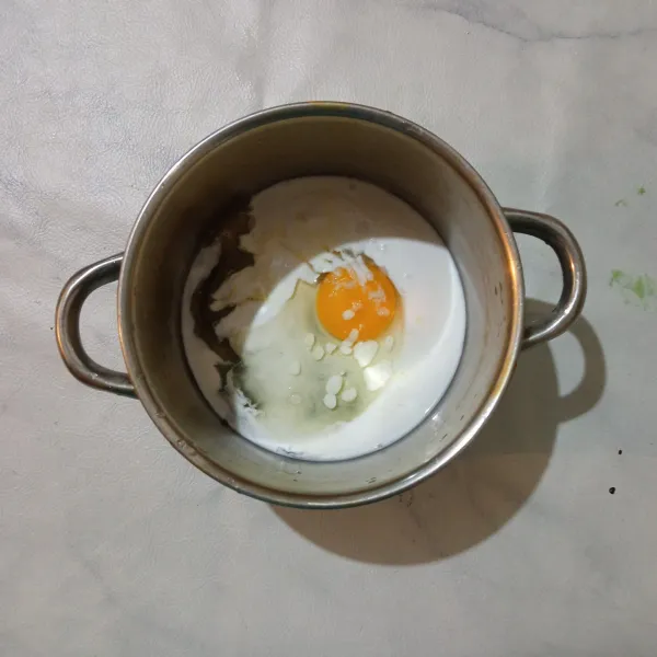 Campur telur, santan  vanili dan garam, aduk sampai tercampur rata.