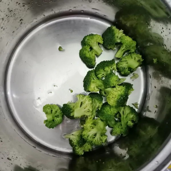 Potong brokoli. Rendam dengan air garam selama 15 menit. Lalu cuci bilas.