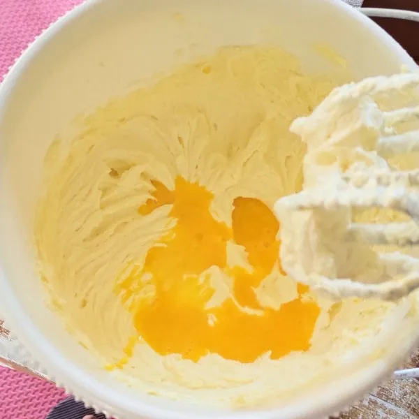 mixer mentega dan gula halus hingga pucat kemudian tambahkan kuning telur mixer sebentar hingga rata