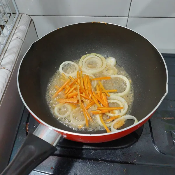 tambahkan potongan wortel dan air secukupnya