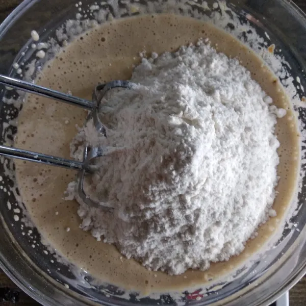 masukkan tepung, baking powder, baking soda, vanili, garam