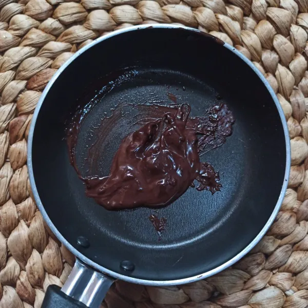 Lelehkan dark chocolate compound, bisa ditim ya