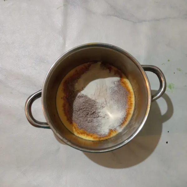Kemudian tambahkan kopi dan agar-agar, aduk.