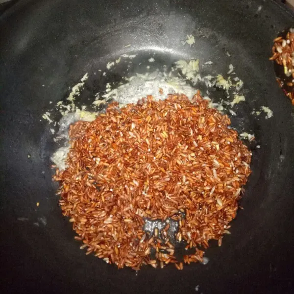 Nasi : siapkan pan dan panaskan minyak,tumis bawang putih dan jahe sampai harum.Masukan beras merah yang sudah di cuci.Aduk rata