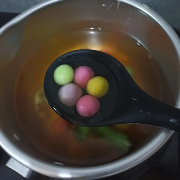 Masukkan bola ketan ke kuah jahe, didihkan sebentar
