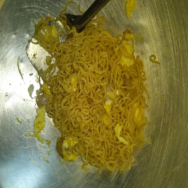 Masukkan mie dan bumbui dengan lada bubuk secukupnya. Aduk sampai rata. Cek rasa sampai pas. Tambahkan sedikit kaldu jamur, atau penyedap rasa jika dirasa kurang.
