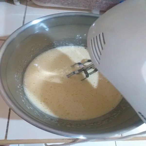 mixer telur,  gula pasir dan vanili selama 5 menit