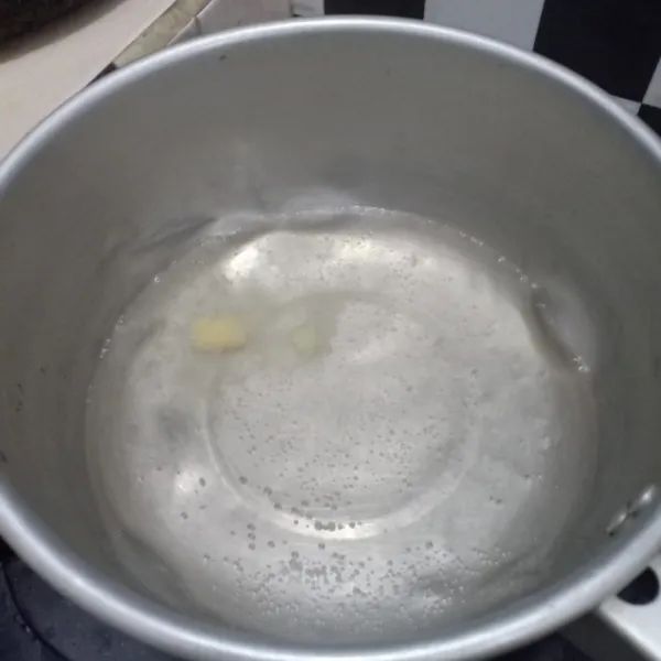 Rebus air, masukkan bawang putih.