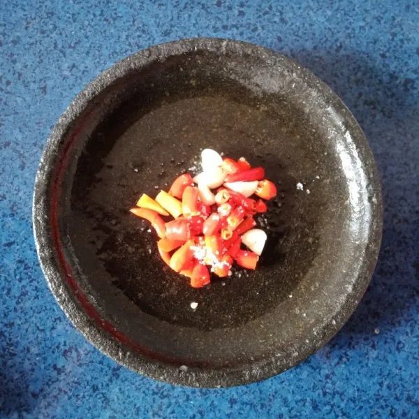 Siapkan bahan sambal terong, bawang, cabai, dan saus tiram.