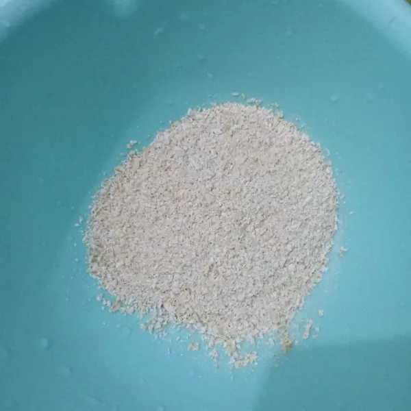 Haluskan oatmeal lalu tuang dalam wadah.
