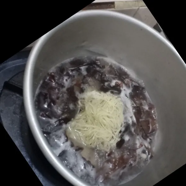 Masukkan irisan jamur, kaldu bubuk, garam dan soun, setelah agak layu masukkan tekwan lalu sajikan.