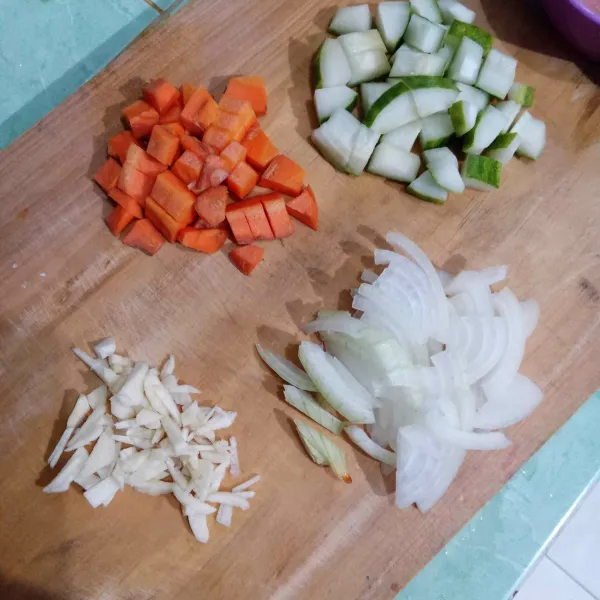 Siapkan wortel, mentimun, bawang bombai dan bawang putih.