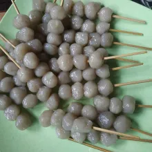 Tiriskan cilok kemudian tusuk menggunakan tusukkan sate.
