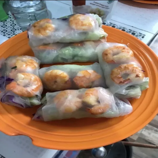 Lakukan sampai adonan dan rice paper habis.  Sajikan bersama mayonaise atau peanut sauce