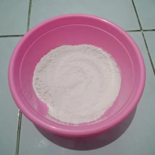 Masukkan tepung terigu.