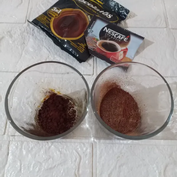Tuang kopi dan bubuk coklat dalam gelas terpisah