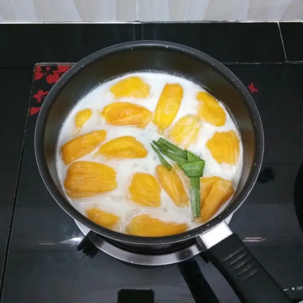 Sesaat setelah mendidih segera matikan kompor.