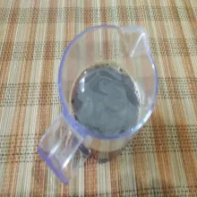 Campurkan kopi bubuk dan air panas, aduk rata, kemudian tambahkan air biasa suhu ruang, aduk.