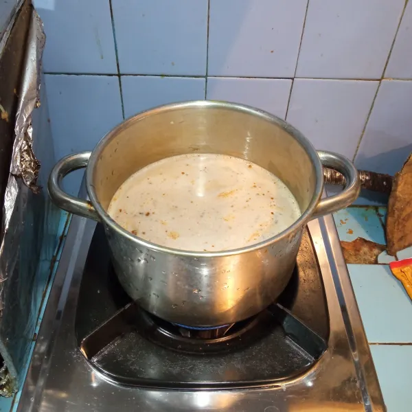 Masak dengan api sedang, sambil terus diaduk sampai mendidih.