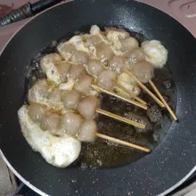 Kocok lepas telur dan sejumput garam, masukkan cilok yang sudah digoreng setengah matang, beri beberapa sendok telur di atas cilor yang masih digoreng dan goreng hingga matang.