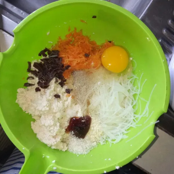 Siapkan wadah,lumatkan tahu sampai halus.Kemudian campur jadi satu tahu,soun rebus,wortel parut,jamur kuping,telur dan bumbu saus tiram,lada,garam dan gula.Aduk sampai tercampur rata lalu masukan telur lagi.Aduk rata