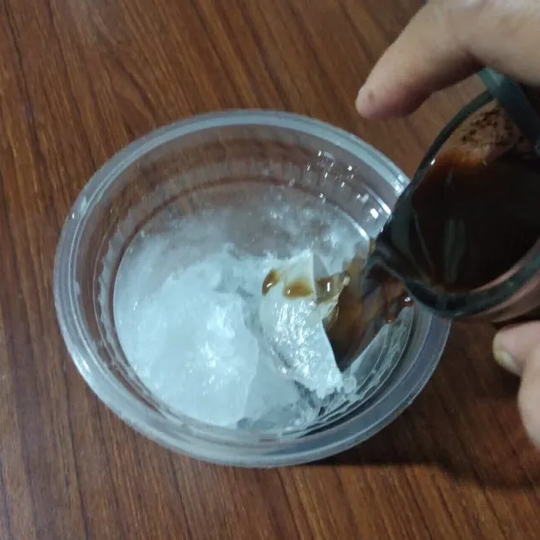 Tuang kopi kedalam gelas yang sudah berisi es batu