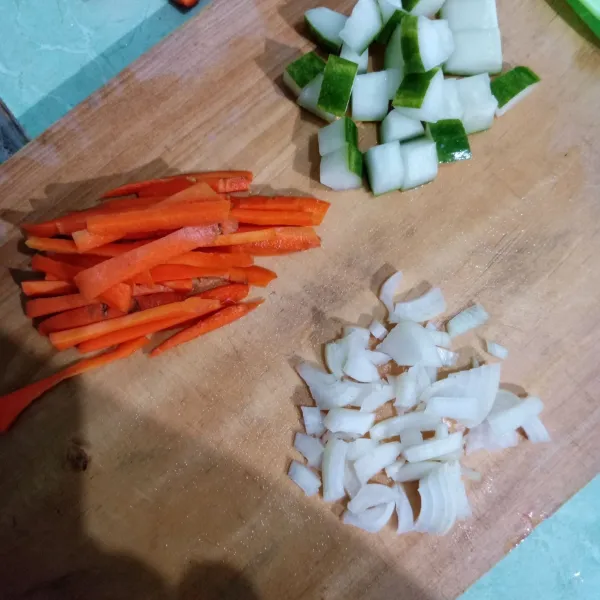 Siapkan mentimun, wortel dan bawang bombai.