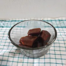Lalu masukkan es kopi kedalam gelas saji.