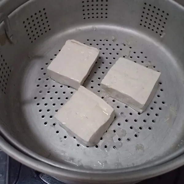 Kukus tahu selama 5 menit.