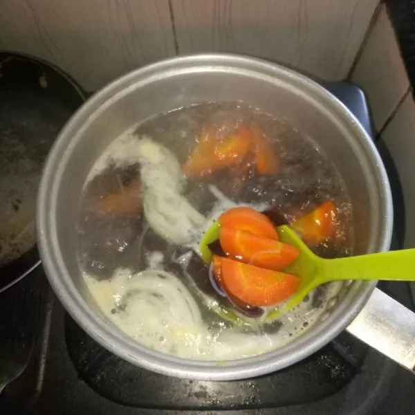 Untuk sop : didihkan air kaldu,masukan wortel,jamur kuping dan bawang bombay.Masak sampai wortel setengah matang